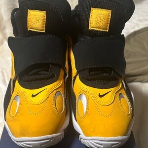 Nike youth size 6Y  Black and Yellow Sneakers